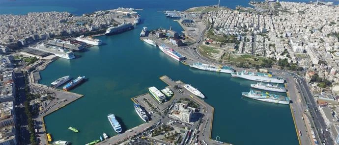 Αυτοκίνητο έκανε «βουτιά» στο λιμάνι του Πειραιά!